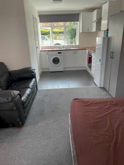 Studio To Rent In Oaks Road, Stanwell, TW19
