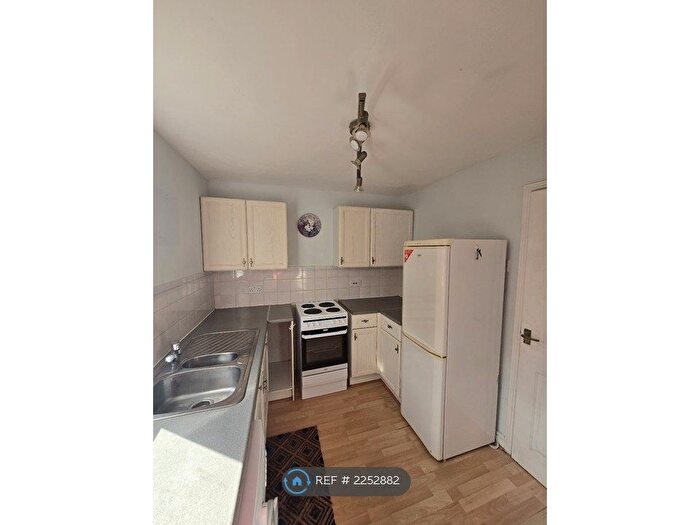 2 Bedroom Flat To Rent In Coalmans Way, Burnham, Slough, SL1