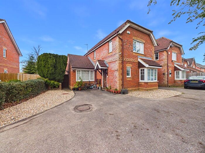 4 Bedroom Link Detached House For Sale In Bateman Drive, Aylesbury, HP21