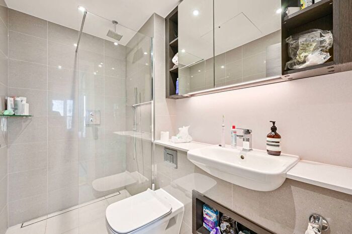 3 Bedroom Flat To Rent In St Georges Circus, Elephant And Castle, London, SE1