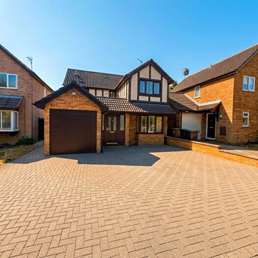 4 Bedroom Detached House For Sale In Kestrel Way, Luton, LU4