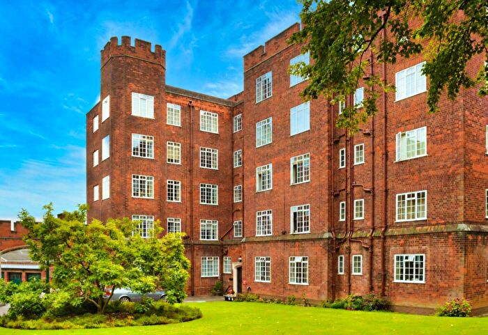 2 Bedroom Flat For Sale In Stoneygate Court, Leicester, LE2