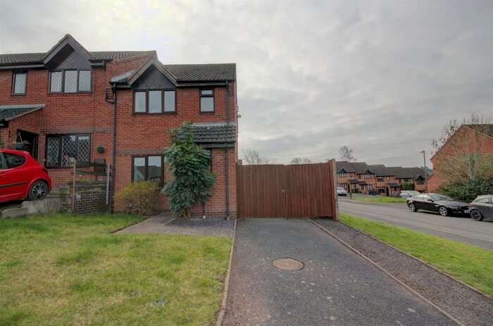 3 Bedroom End Of Terrace House To Rent In Melville Close, Rugby, CV22