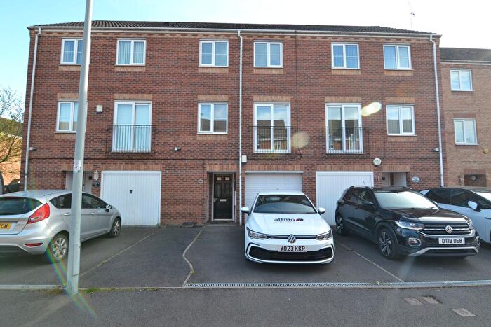 4 Bedroom Terraced House To Rent In Thunderbolt Way, Tipton, DY4