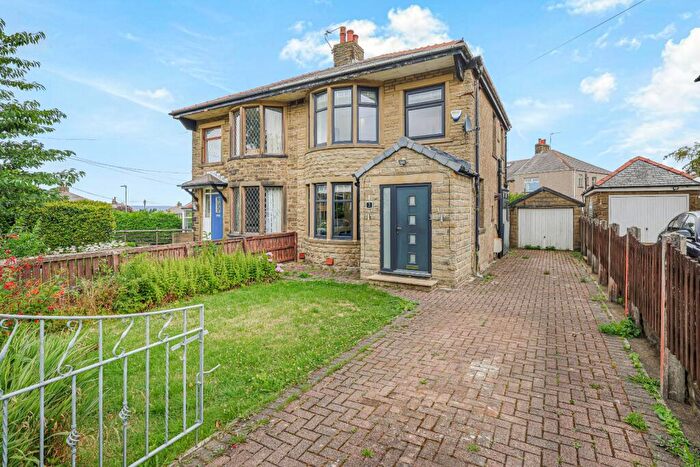 3 Bedroom Semi-Detached House For Sale In Kenmore Walk, Wibsey, Bradford, BD6