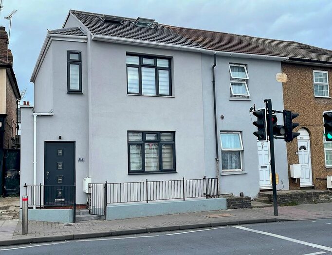 3 Bedroom End Of Terrace House To Rent In North Street, Romford, RM1