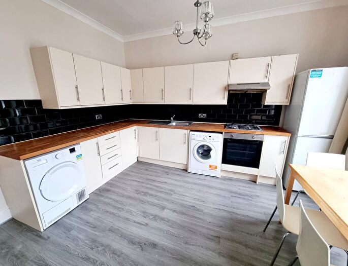 4 Bedroom Flat To Rent In Garratt Lane, London, SW18