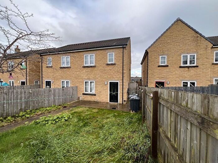 3 Bedroom Semi-Detached House To Rent In Stubden Rise, BD13