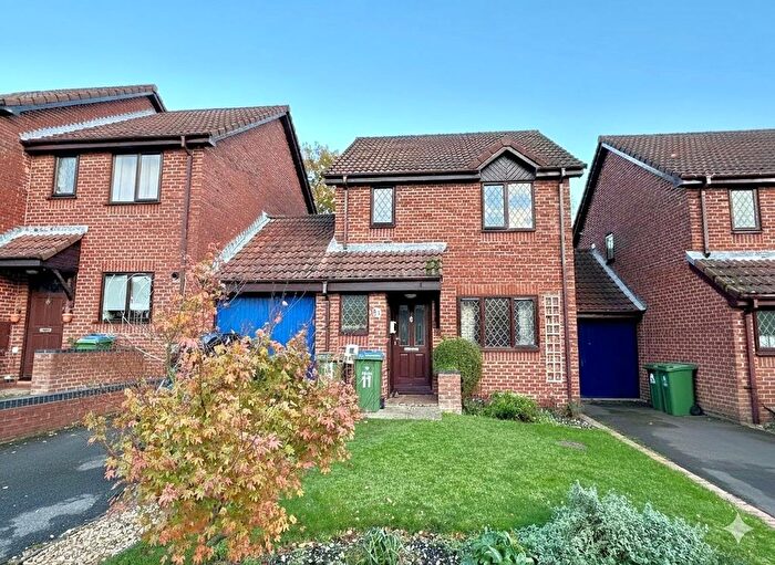 3 Bedroom Link Detached House For Sale In Argosy Close, Warsash, SO31