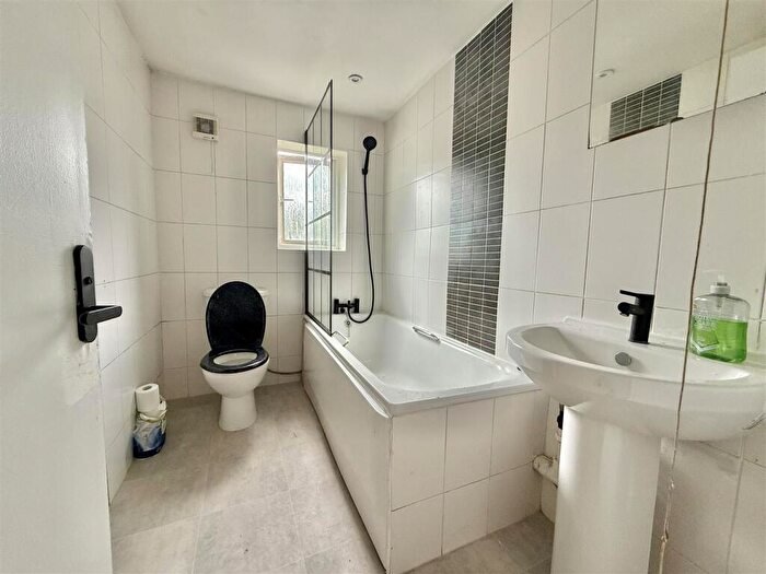 3 Bedroom Apartment To Rent In Hornsey Park Road, Haringey, N8