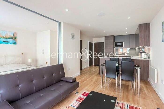 1 Bedroom Flat To Rent In Boulevard Drive, Colindale, NW9