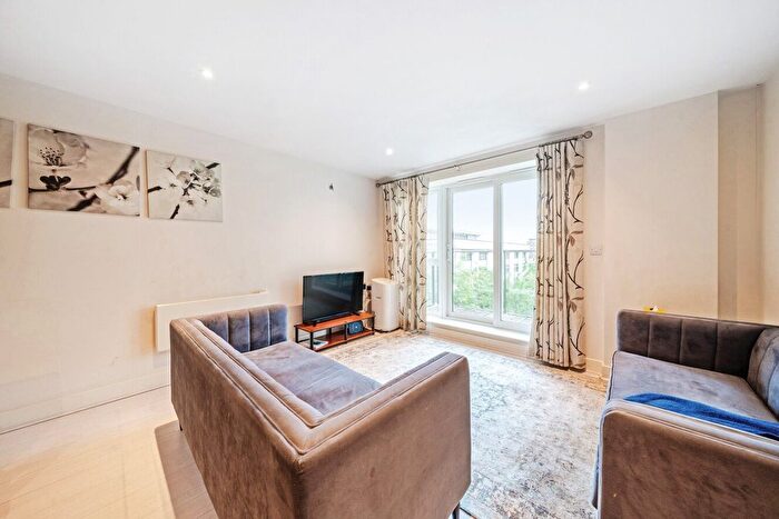 3 Bedroom Flat To Rent In Bromyard Avenue, London, W3