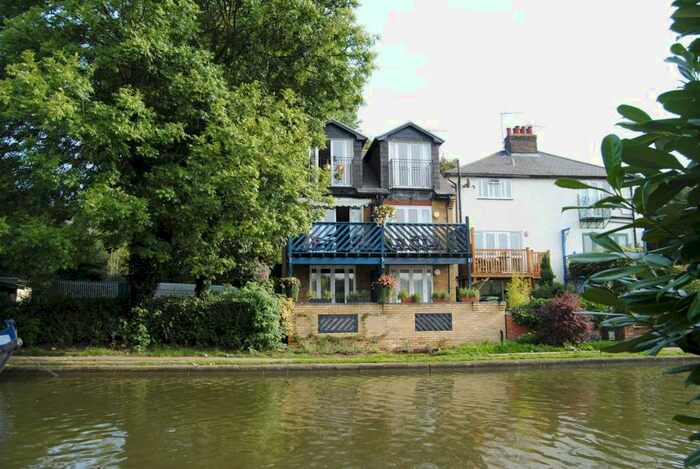 2 Bedroom Town House To Rent In Station Road, Berkhamsted, HP4