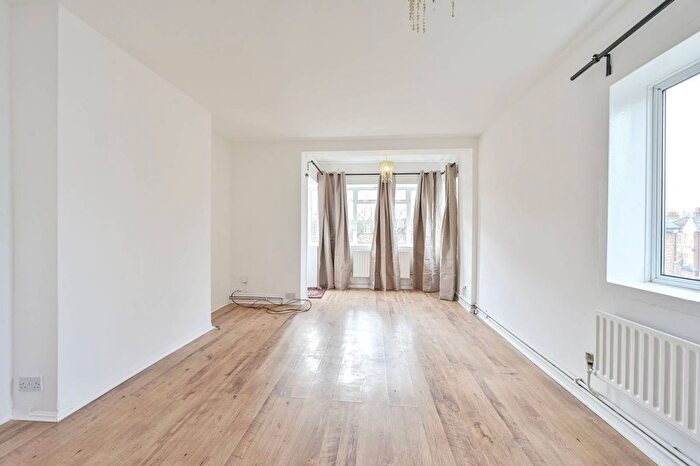 3 Bedroom Flat To Rent In Moffat Court, Wimbledon, London, SW19