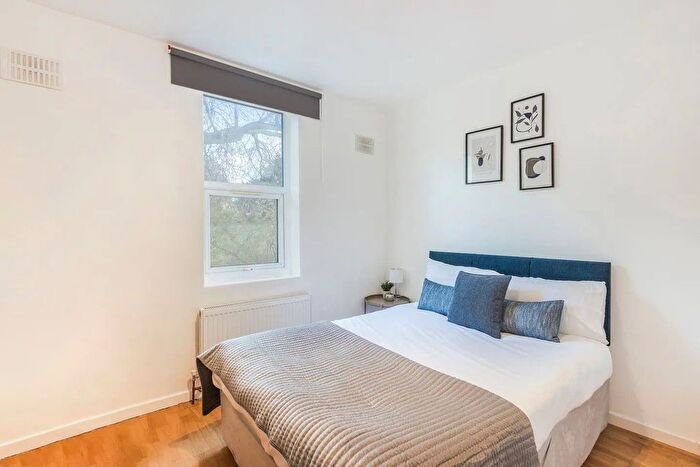 3 Bedroom Flat To Rent In Flat B, Brailsford Road, London, SW2