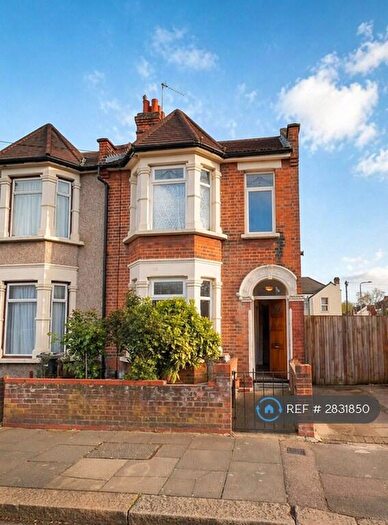 3 Bedroom End Of Terrace House To Rent In Audrey Road, Ilford, IG1