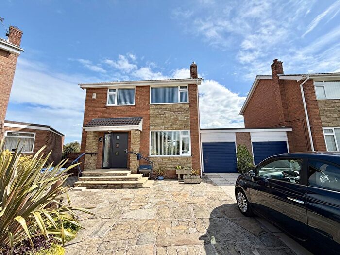 3 Bedroom Link Detached House For Sale In Hillcrest, Garforth, LS25