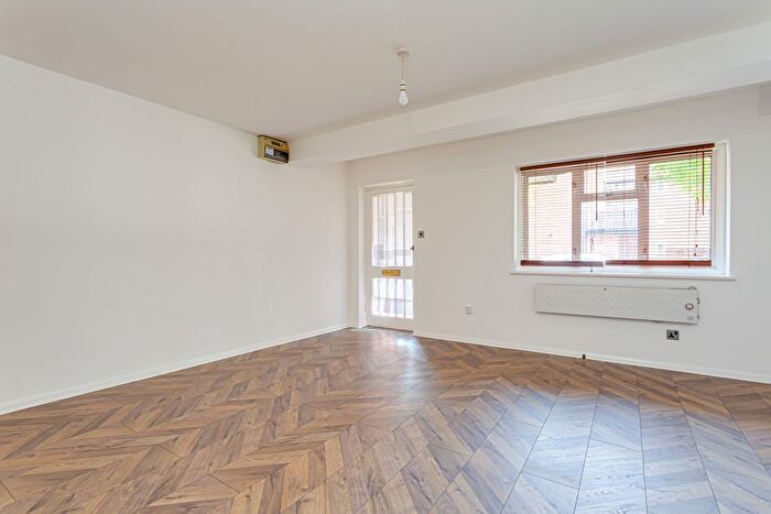 1 Bedroom Flat To Rent In Chatsworth Place, Mitcham, Surrey, CR4