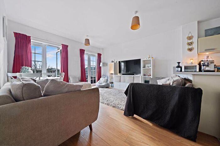 2 Bedroom Flat For Sale In Lewiston Close, Worcester Park, KT4