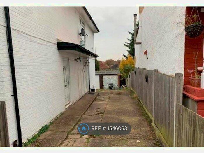 3 Bedroom Flat To Rent In Tudor House, London, SE19