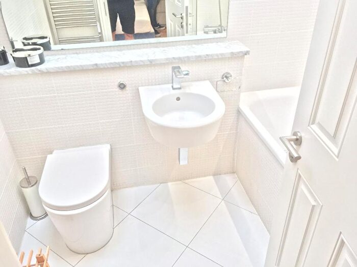 3 Bedroom Flat To Rent In Very Near Bond Street Area, Ealing Broadway, W5