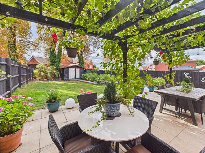 5 Bedroom Detached House For Sale In Cypress Gardens, Maidenhead, Berkshire, SL6