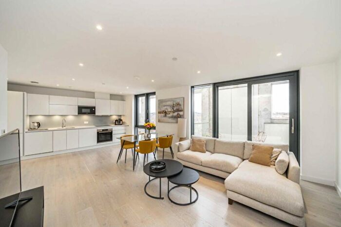 3 Bedroom Flat To Rent In City North Place, London, N4