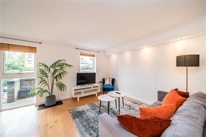 1 Bedroom Apartment For Sale In Falcon Way, London, E14