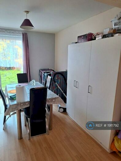 3 Bedroom Semi-Detached House To Rent In Pembroke Avenue, Luton, LU4
