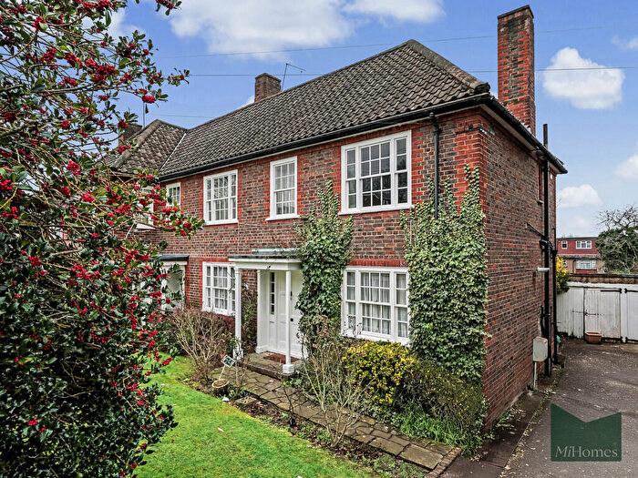 3 Bedroom Semi Detached House For Sale In Southway, N20