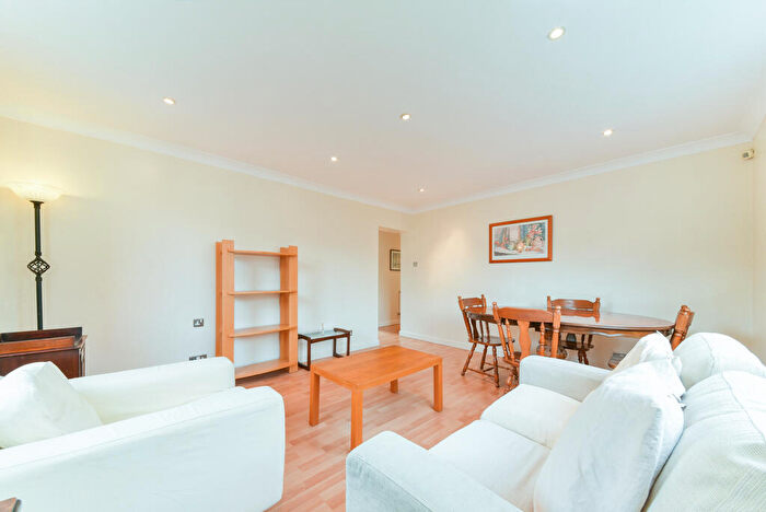 2 Bedroom Flat To Rent In Mayford Close, SW12