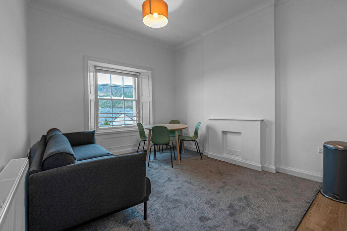 3 Bedroom Flat To Rent In L Parkside Street, Edinburgh, EH8
