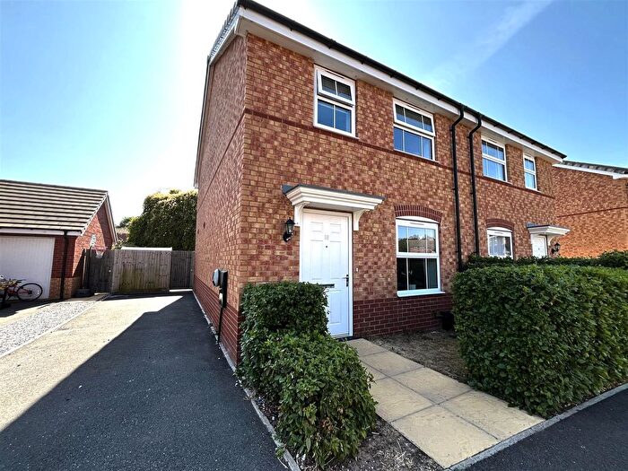 3 Bedroom Semi-Detached House For Sale In Yew Tree Way, Barford, Warwick, CV35