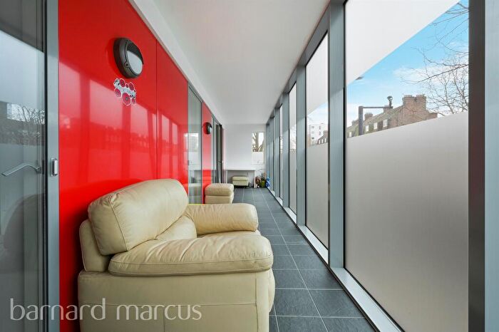 2 Bedroom Flat For Sale In Glengall Road, London, SE15