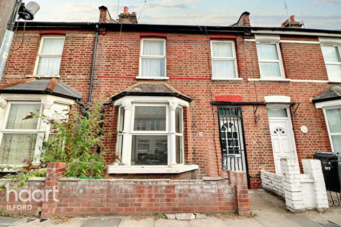 3 Bedroom Terraced House For Sale In Oaklands Park Avenue, Ilford, IG1