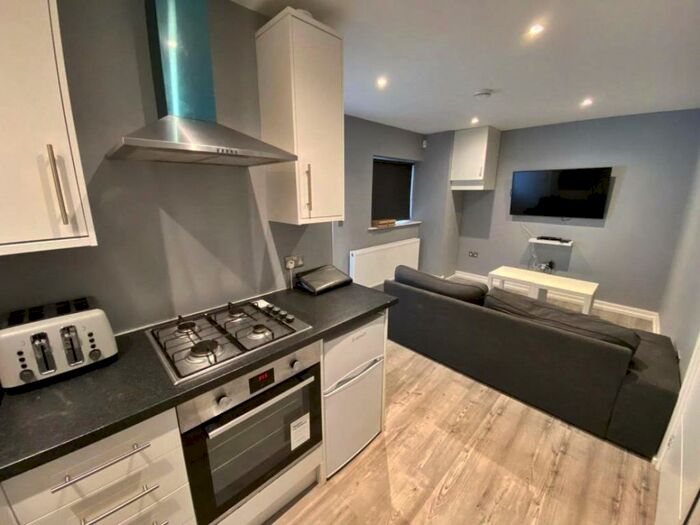 2 Bedroom Flat To Rent In Wilmslow Road, Manchester, Greater Manchester, M14