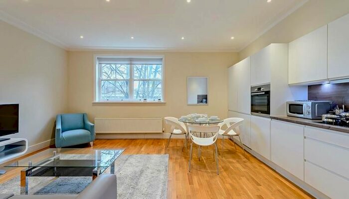 2 Bedroom Flat To Rent In Hamlet Gardens, Ravenscourt Park, London, W6
