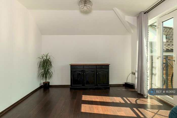 2 Bedroom Flat To Rent In Yukon Road, Broxbourne, EN10