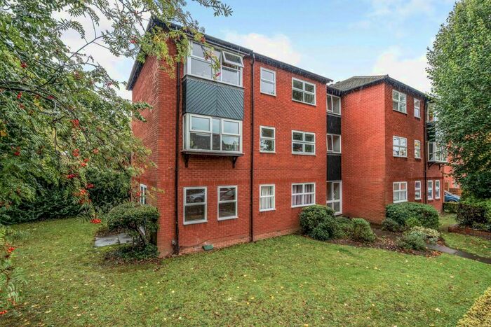 2 Bedroom Apartment To Rent In Lime Tree Place, St. Albans, AL1