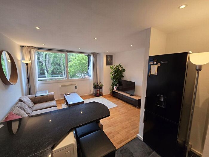1 Bedroom Flat To Rent In Britten Close, Welgarth Road, Golders Green, NW11