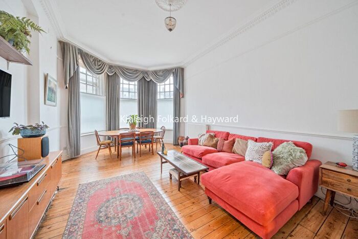 2 Bedroom Flat For Sale In Queens Avenue, London, N10