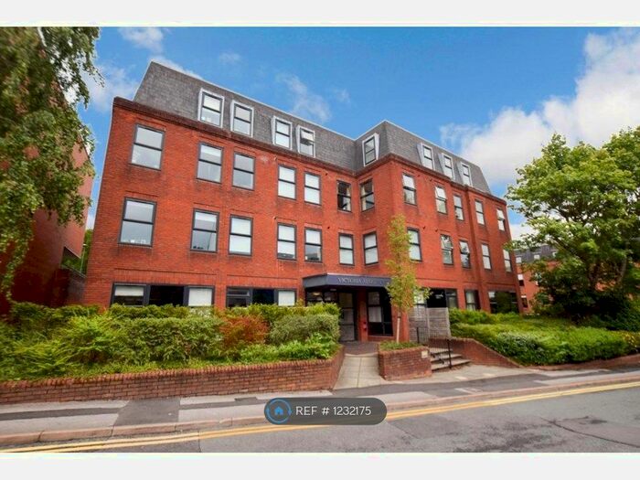 2 Bedroom Flat To Rent In Victoria Street, Altrincham, Great Manchester, WA14