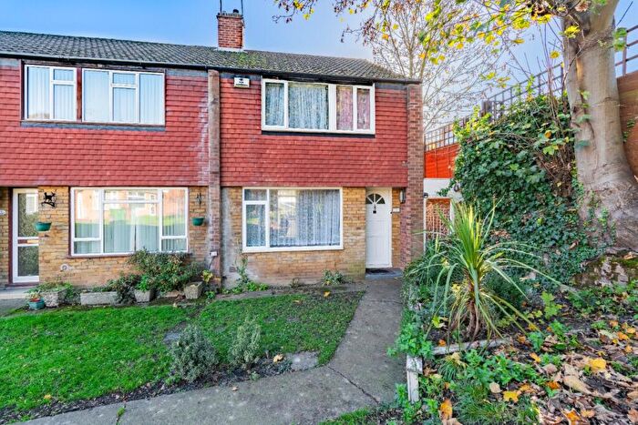 3 Bedroom Semi Detached House For Sale In Hilary Close, Northumberland Heath/Barnehurst Border, DA8