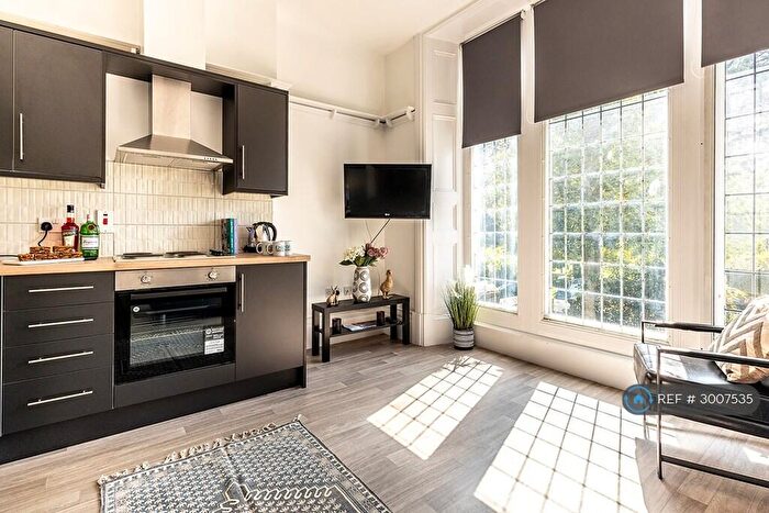 3 Bedroom Flat To Rent In Park Drive, Huddersfield, HD1