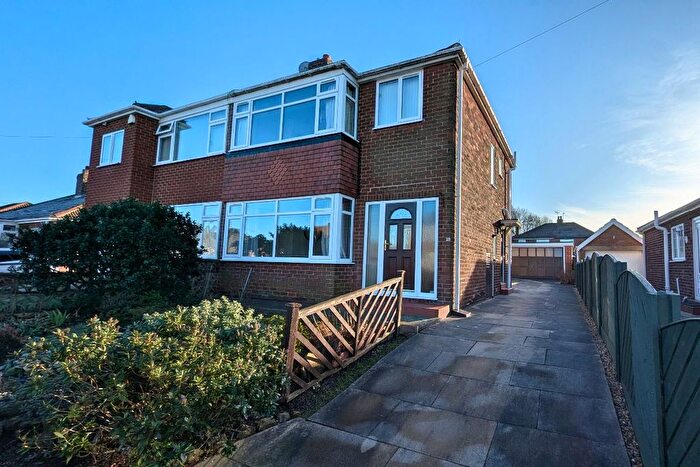 3 Bedroom Semi Detached House For Sale In West Farm Avenue, Leeds, LS10