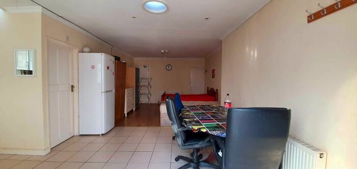 Studio To Rent In Summerhouse Avenue, Heston, Hounslow TW5