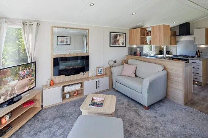 3 Bedroom Park Home For Sale In Warwick Road, Stratford-Upon-Avon, CV37