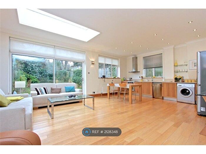 3 Bedroom Flat To Rent In Golders Green, London, NW11