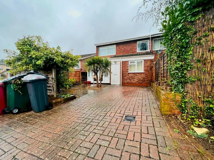 4 Bedroom Semi-Detached House To Rent In Goodrich Close, Reading, RG4
