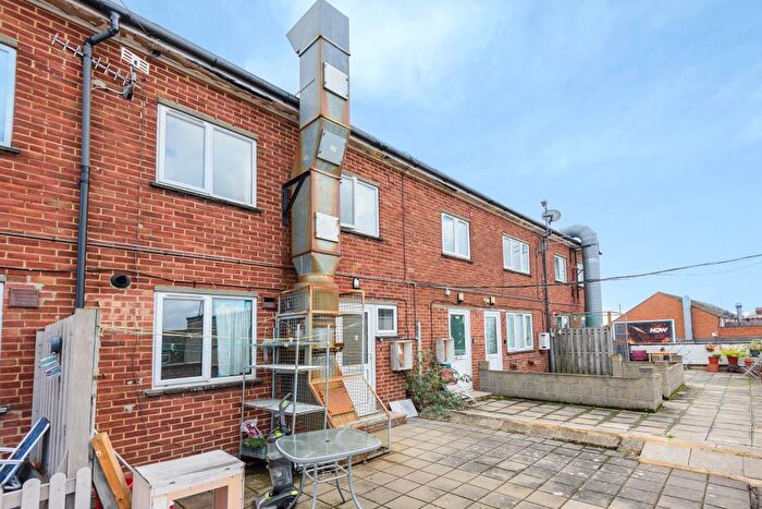 2 Bedroom Apartment To Rent In Clive Parade, Swindon, SN2